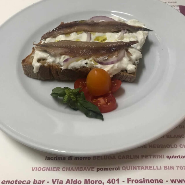 Bruschetta Con Burrata Pugliese Cipolla Rossa Di Tropea E Alici Del